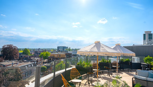 Rooftop met skybar op de zesde etage van het Theaterhotel