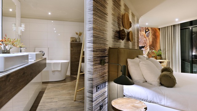 Van-der-Valk-Theaterhotel-Almelo-Safari-suite-open-badkamer