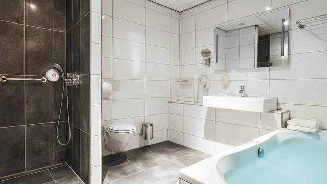 Badezimmer Junior Suite Deluxe mit Klimaanlage Van der Valk Theaterhotel Almelo