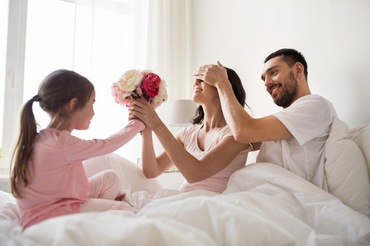 Family_in_bed