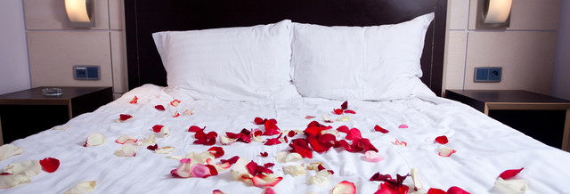 Bed met rozenblaadjes